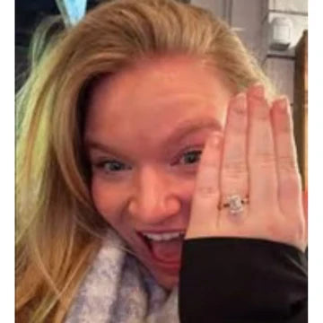 Cliente soddisfatta con anello