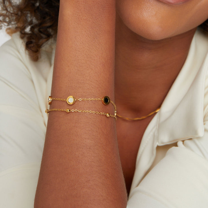Onyx- und Weißsteinarmband